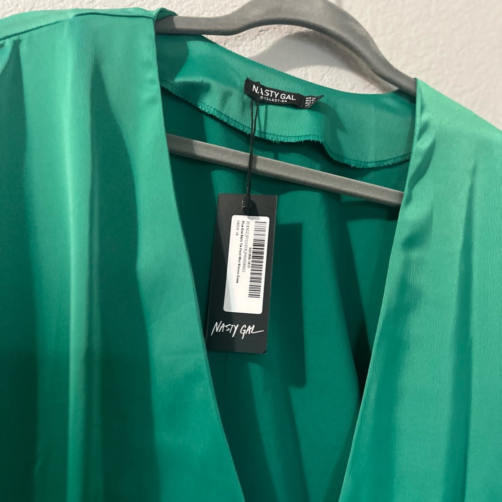 Nasty Gal Plus Satin deep V Tie Front Mini Kimono Dress Green US 14 NWT - Picture 6 of 12